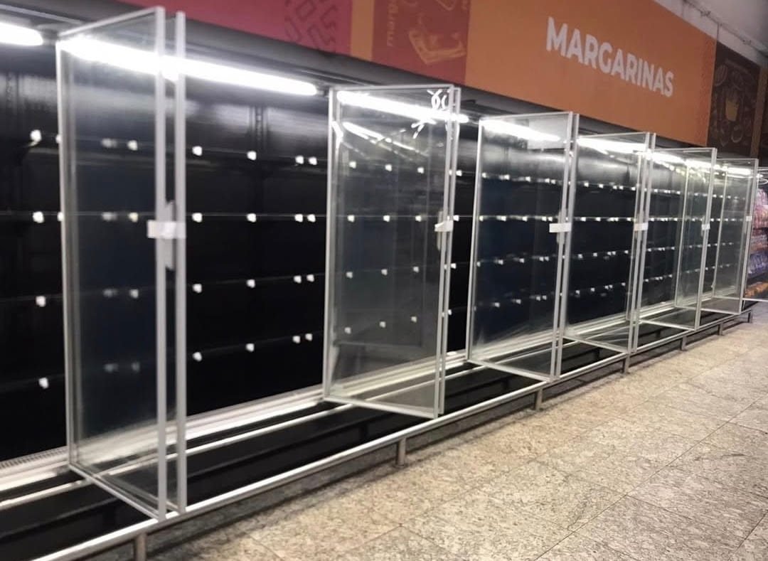 Expositores de supermercado com portas de vidro e acabamento preto